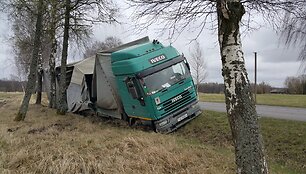 &Scaron;ilutės rajone nuo kelio nuvažiavęs sunkvežimis