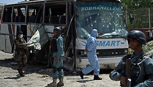 Kabule mirtininkas detonavo bombą prie vyriausybinio autobuso