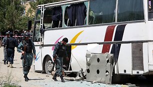 Kabule mirtininkas detonavo bombą prie vyriausybinio autobuso