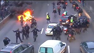 paryziuje-policija-vaike-kelius-blokuojancius-protestuotojus