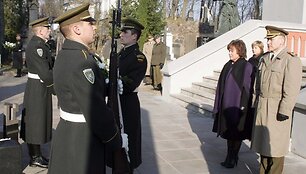 R. Juknevičienė ir A. Pocius Antakalnio ir Rasų kapinėse