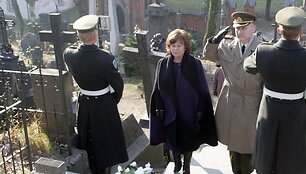R. Juknevičienė ir A. Pocius Antakalnio ir Rasų kapinėse