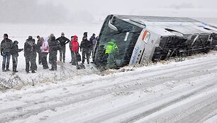 Autobusas nuslydo nuo kelio