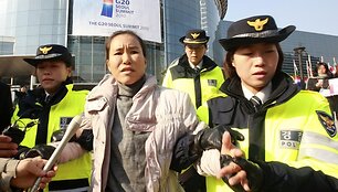 Susideginti badžiusi moteris