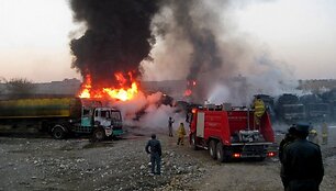 Gaisrininkai gesina degančius benzinvežius