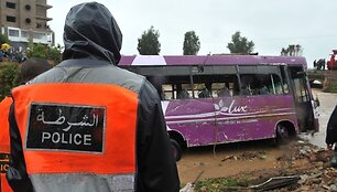 Nelaimės vietoje bandoma i&scaron;traukti autobusą