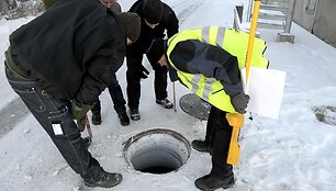 Darbuotojai ima vandens mėginius tyrimams