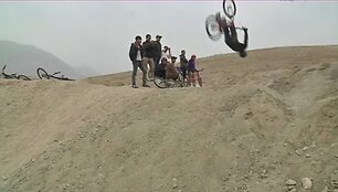 afganistane-jaunimas-triuku-su-dviraciais-mokosi-ziuredami-youtube