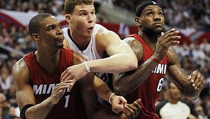 Chris Bosh, Blake'as Griffinas ir LeBronas Jamesas kovoja dėl atšokusio kamuolio