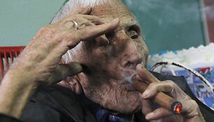 Ignacio Cubilla Banosas rūko cigarą