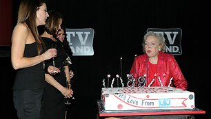 Betty White užpučia žvakes