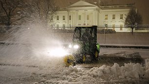 Valomas sniegas prie Baltųjų rūmų