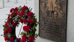 Vainikas &scaron;alia astronautų kapo