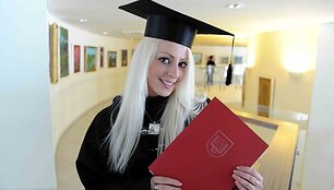 Diplomą atsiėmusi absolventė