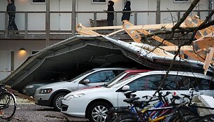 Vėjo nuplė&scaron;tas namo stogas nukrito ant automobilių