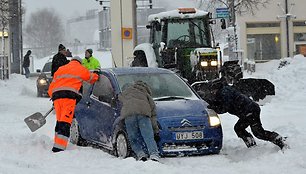 Bandoma išstumti užklimpusį automobilį