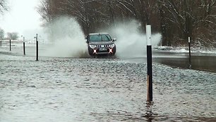 rusneje-potvynis-pavasario-nebelaukia-keliai-ir-laukai-jau-apsemti