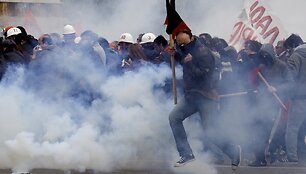A&scaron;arinėmis dujomis vaikomi protestuotojai