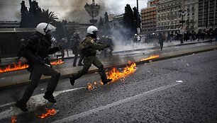 Policininkai vaiko protestuotojus