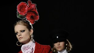 Modelis pristato &bdquo;Moschino&ldquo; mados kolekciją. 