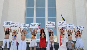 &bdquo;Femen&ldquo; merginų protestas prie santuokų rūmų Kijeve