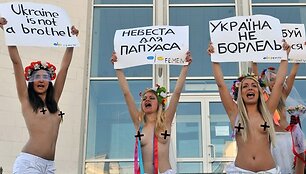 &bdquo;Femen&ldquo; merginų protestas prie santuokų rūmų Kijeve
