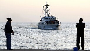 Su migrantais atplaukiantis laivas