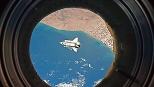 I&scaron; tarptautinės kosmoso stoties nufotografuotas erdvėlaivis &bdquo;Discovery&ldquo;.