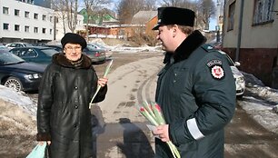 Pro &scaron;alį ėjusi moteris taip pat buvo pasveikintas policijos pareigūno.