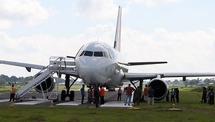 Nuo pakilimo tako nuvažiavęs „Airbus A320“ lėktuvas.