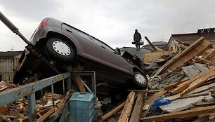 Automobilis tarp nuolaužų