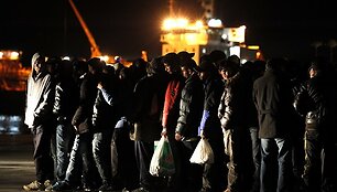 Imigrantai Lampėdūzos salos krantinėje