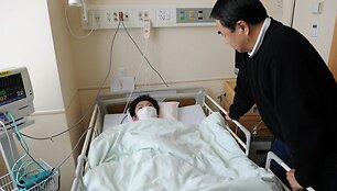 Tėvas ligoninėje lanko savo sūnų, kuris devynias dienas i&scaron;gyveno po griuvėsiais