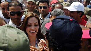 Angelina Jolie dalina autografus