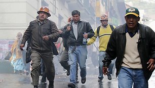 Nuo ašarinių dujų bėgantys protestuotojai