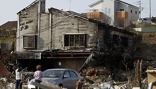 Cunamio ir gaisro nuniokotas žemiau esantis namas