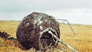 Už 700 km į pietryčius nuo Maskvos sėkmingai nusileidusi &bdquo;Vostok-1&ldquo; kosminio laivo kapsulė.