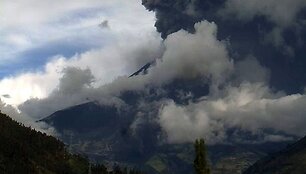 Pelenų debesis gaubia Tungurahua ugnikalnį.