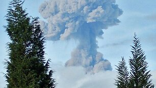 Tungurahua ugnikalnis i&scaron;spjovė pelenus