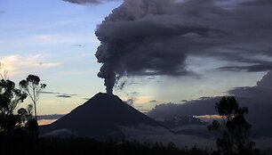 I&scaron; Tungurahua ugnikalnio veržiasi pelenai.