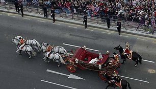 Arklių traukiama karieta su princu Williamu ir Kate Middleton