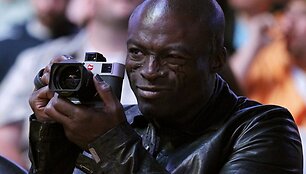 Dainininkas Sealas fotografuoja rungtynių akimirkas
