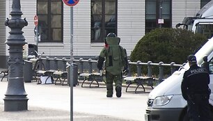 I&scaron;minuotas apsirengęs apsauginiu kostiumu eina link įtartino krep&scaron;io.