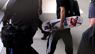 Justinas Bieberis į Filipinus atsivežė savo riedlentę