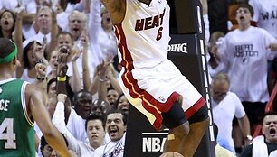 LeBrono Jameso dėjimas į krep&scaron;į