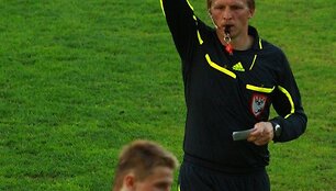 Teisėjas rodo geltonąją kortelę