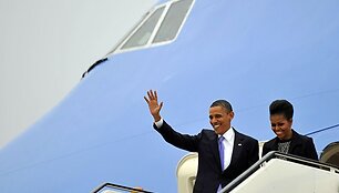 JAV prezidentas Barackas Obama ir Michelle Obama lipa i&scaron; lėktuvo.