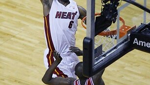 LeBrono Jameso dėjimas į krep&scaron;į