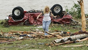 Už merginos apvirtęs tornado sulamdytas pikapas