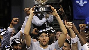 Dirkas Nowitzki laiko NBA Vakarų konferencijos trofėjų